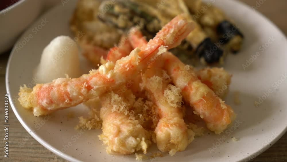 shrimps tempura (battered fried shrimps) with vegetable - Japanese food style shrimps tempura (battered fried shrimps) with vegetable - Japanese food style