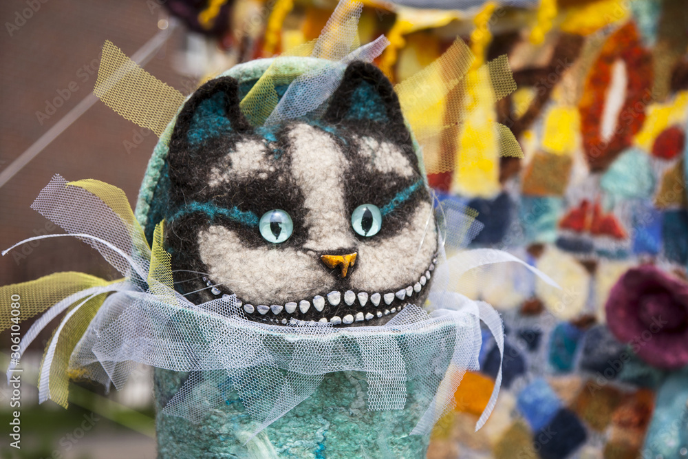 Naklejka Hat with the head of a Cheshire cat