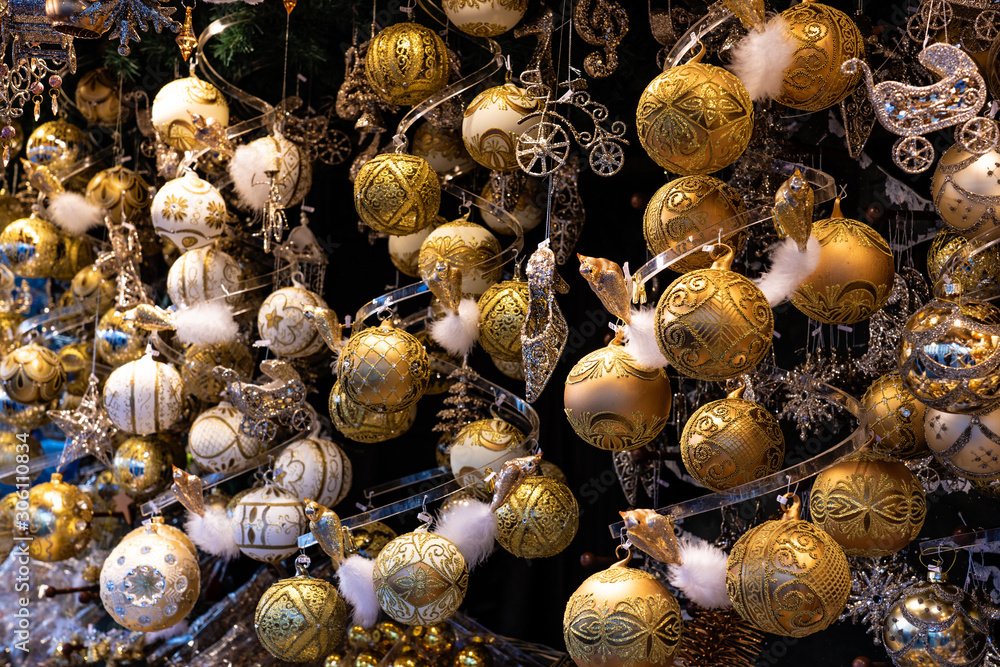 Obraz premium hanging golden Christmas ornament decoration kiosk stand on a winter market