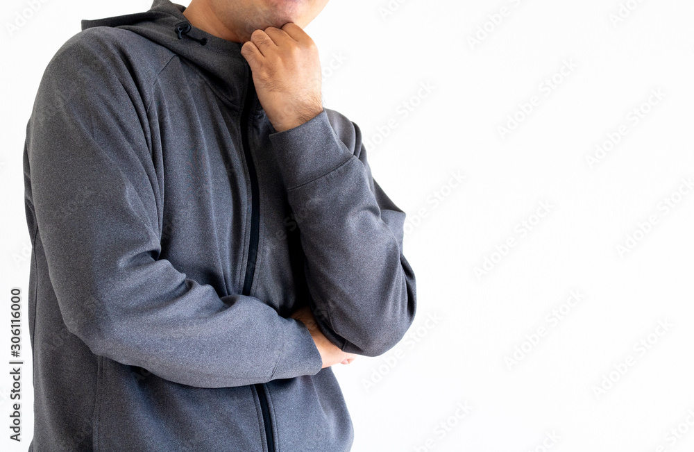 考え事をしている灰色のジャージを着た男性 考え事をしている灰色のジャージを着た男性