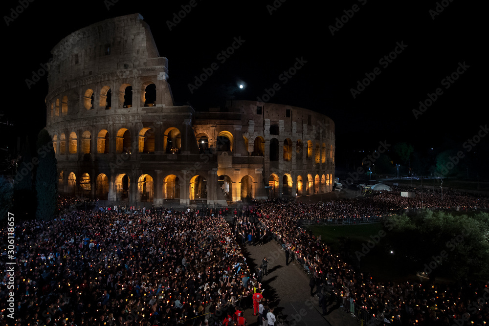 Φωτογραφία Rome - Italy, April 19, 2019: Pope Francis leads the Via Crucis (Way of the Cross) torchlight procession at the Colosseum on Good Friday