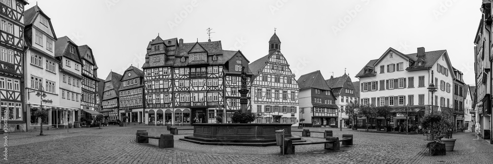 Marktplatz mit Brunnen in schwarzweiss