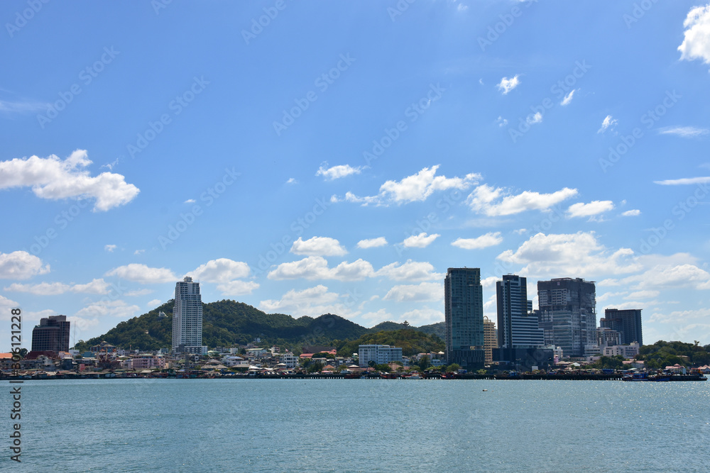 Obraz premium City landscape, sea and bright blue skies and cloudy. Pattaya, Cholbury ,Thailand.