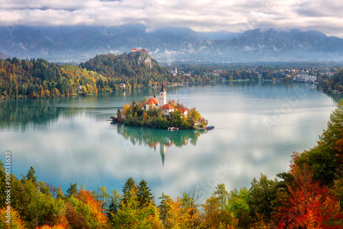 Vászonkép Famous alpine Bled lake (Blejsko jezero) in Slovenia, amazing autumn landscape