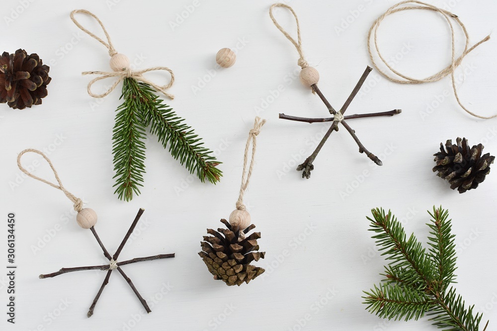 Eco friendly minimalist Christmas tree ornaments made from natural  elements, flat lay composition. Zero waste Christmas. foto de Stock | Adobe  Stock