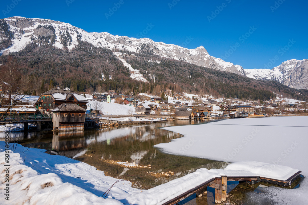 Gemeinde Grundlsee am Grundlsee und Totes gebirge, Salzkammergut, Steiermark, Österreich im Winter