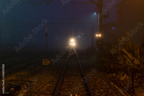 霧の夜の鉄道線路