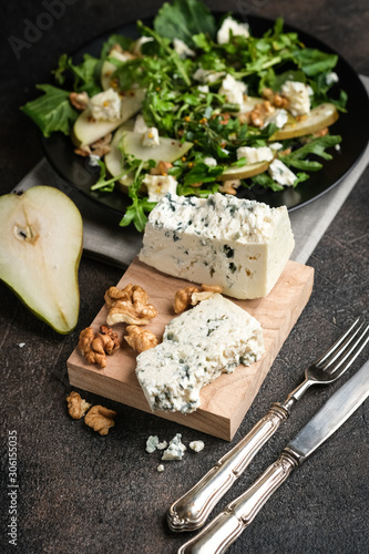 Valokuva Pears, blue cheese and nuts on a dark background