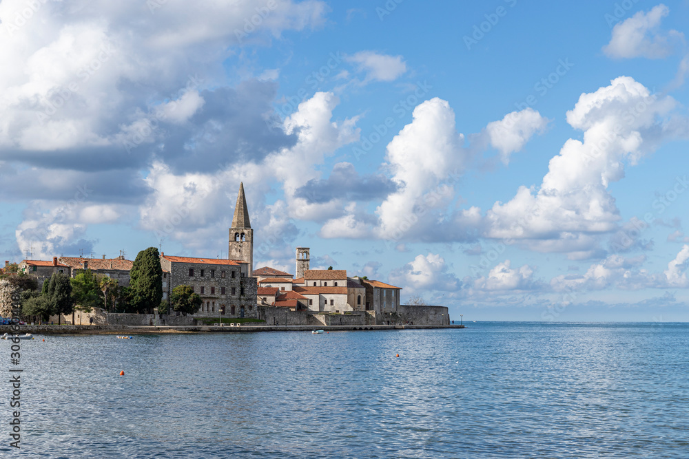 Blick auf den Kirchenturm von Porec