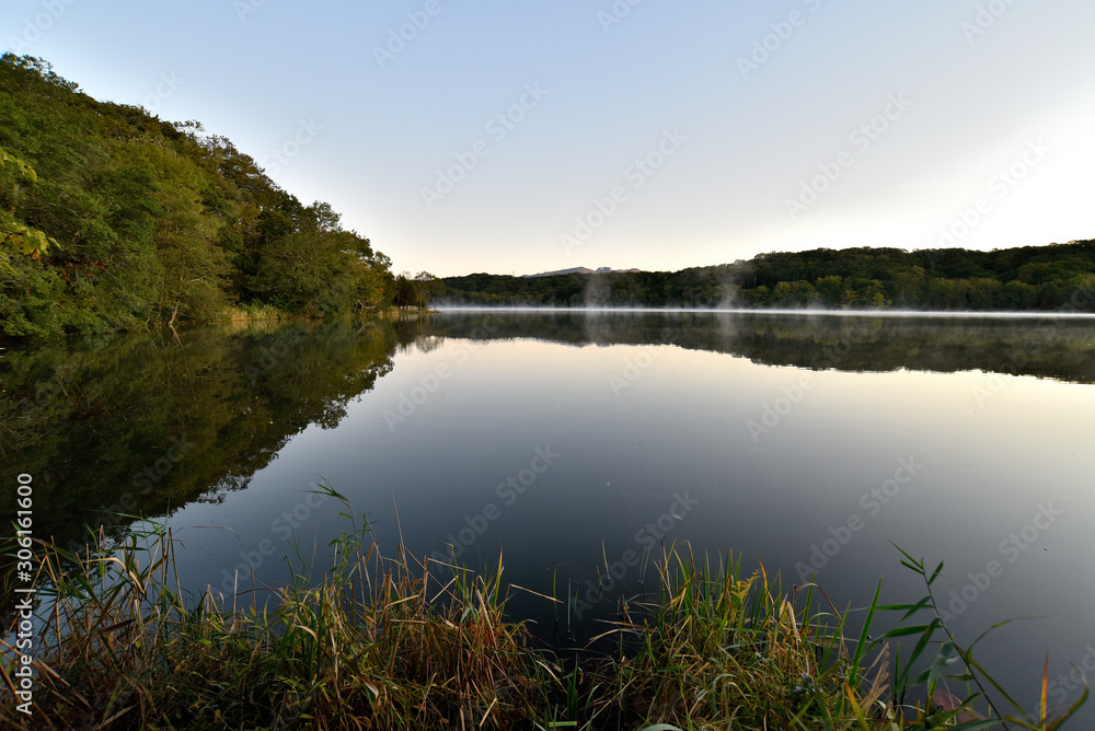 朝の湖