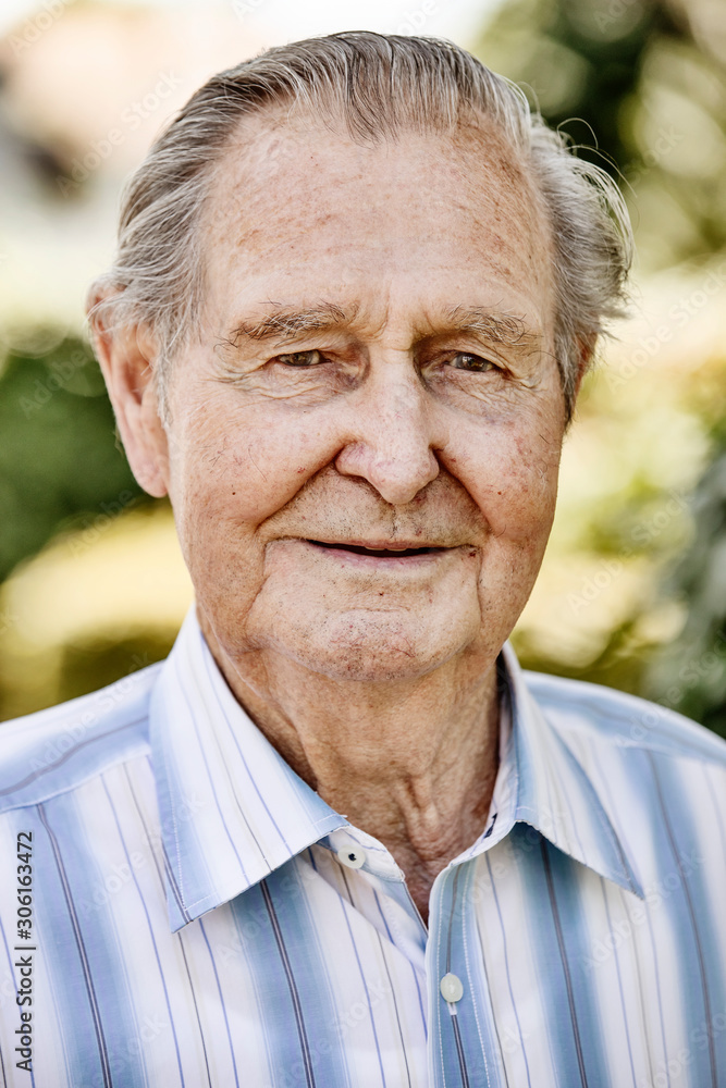 Senior, Portrait im Garten, Porträt Senior, Portrait im Garten, Porträt