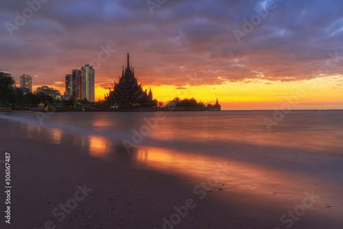 The castle in Pattaya city is characterized by the beauty of art. And beautiful in the sunset