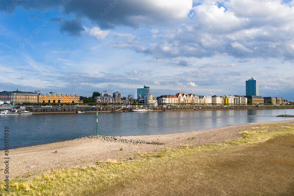 Fototapeta premium Rheinufer w Düsseldorfie - Niemcy