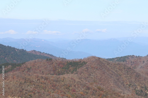 琵琶湖と山