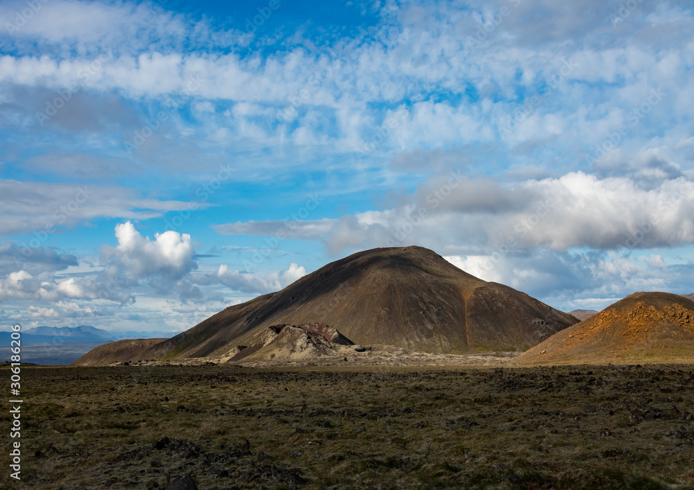Obraz premium Bláfjöll Island Reykjavík Vulkan Kegel Sommer Skigebiet hrihnukagigur VolcanoReykjanesfólkvangur