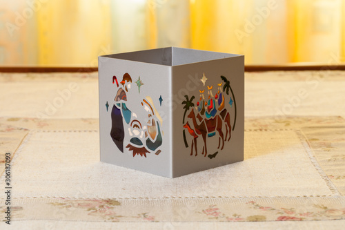 Fotografie Lampe cubique en métal représentant la nativité et les rois mages