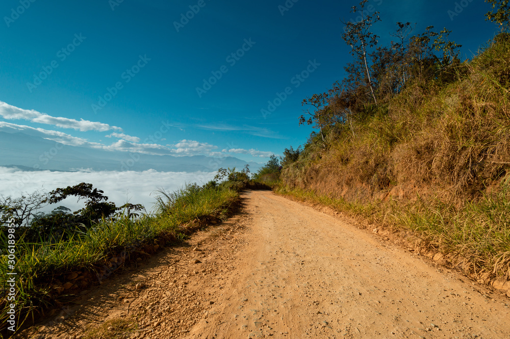 caminos rurales de los andes, amanecer a 1500 metros sobre el nivel del mar caminos rurales de los andes, amanecer a 1500 metros sobre el nivel del mar