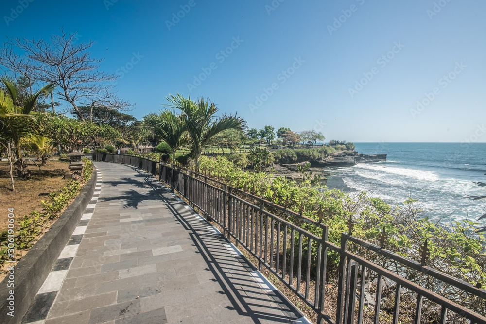 Fototapeta premium A beautiful view of Tanah Lot temple in Bali, Indonesia