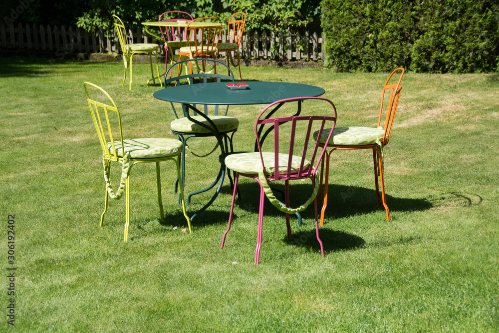 Garten mit Stühlen