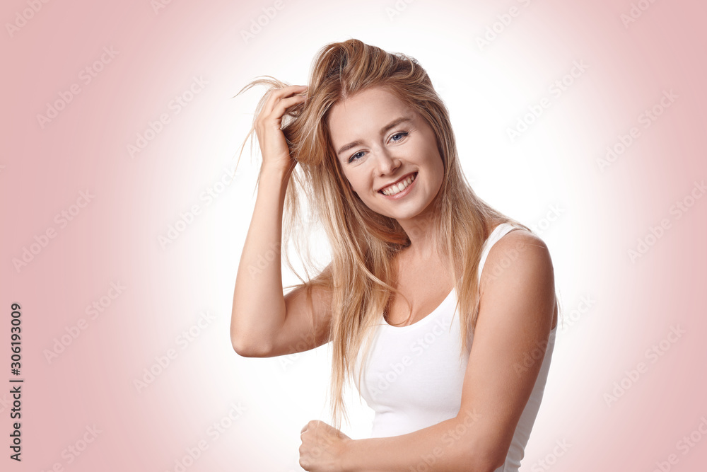 And she smiled. And she smiled. And she smiled. Счастливая женщина смайл. And she smiled.