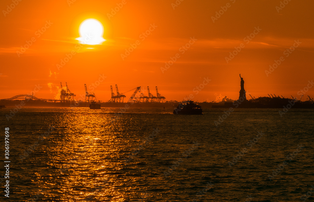 Naklejka premium sunset sky sun silhouette new york sea landscape