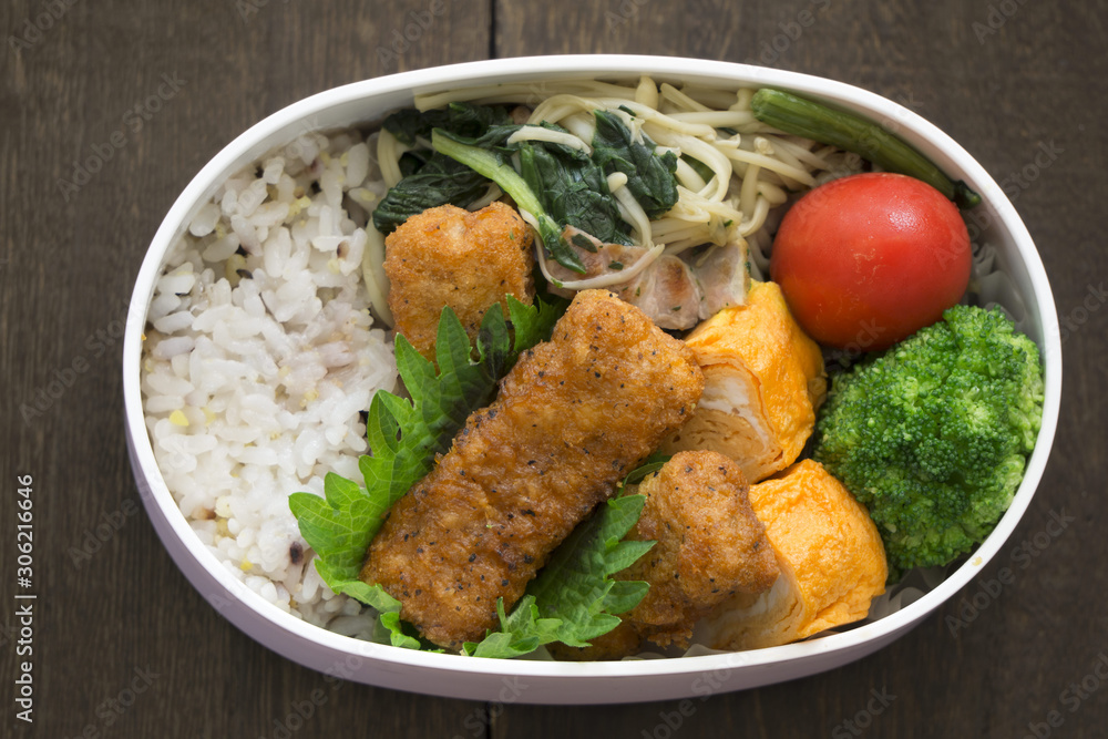 Fototapeta premium チキンフライと玉子焼きのお弁当
