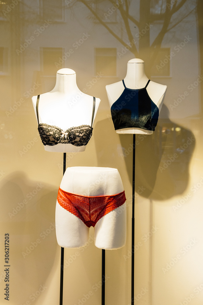 Foto Stock Mannequin parts in showcase window with elegant women lingerie  bra and red sexy underpants | Adobe Stock