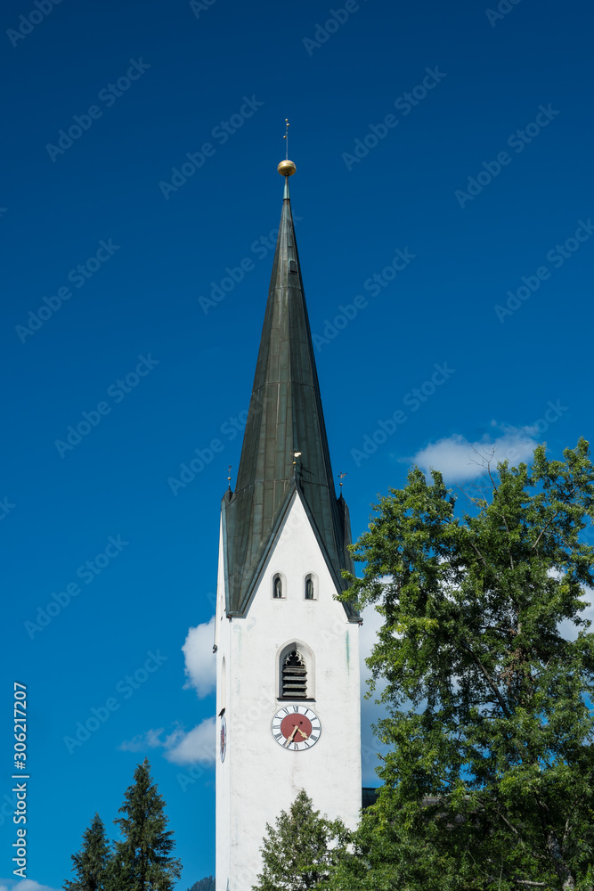 Kirchturm der katholischen Kirche in Oberstdorf