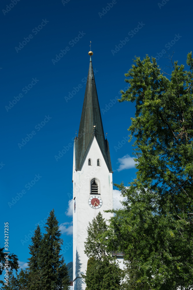 Kirchturm der katholischen Kirche in Oberstdorf