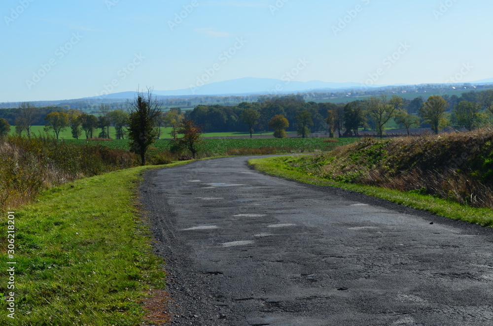 Polska droga, boczna asfaltowa, między wsiami, Dolny Sląsk, Polska