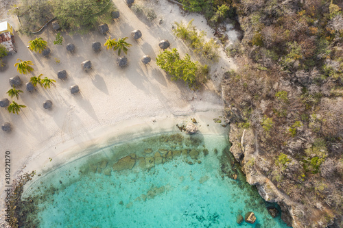 Foto Aerial view of coast of Curaçao in the Caribbean Sea with turquoise water, cliff