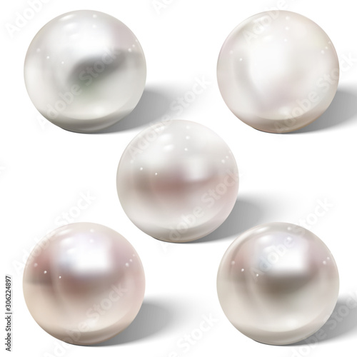 Tela Realistic shiny natural sea pearl with light effects.