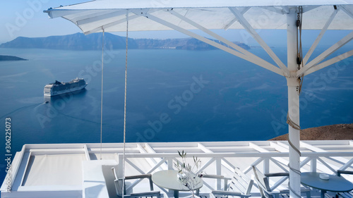 Vue de la Caldera de Santorin depuis le village de Thira, blanc et bleu.