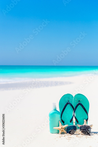 Fototapeta Naklejka Na Ścianę i Meble -  suntan lotion bottles and starfish at the beach