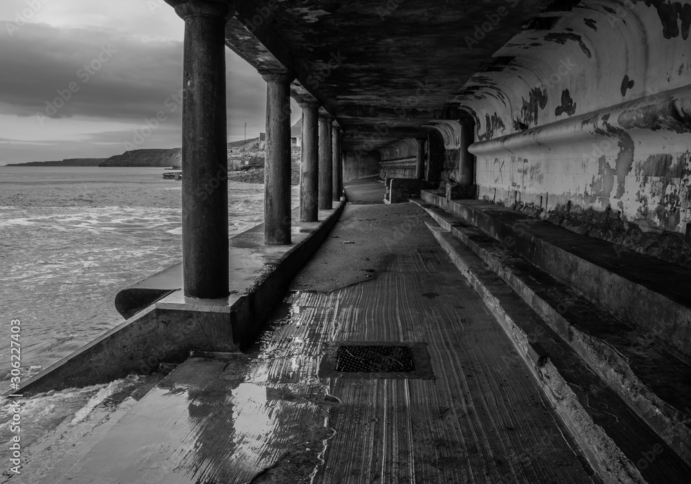 Obraz premium A tunnel under the bridge