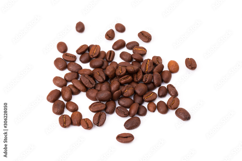 Fototapeta premium Coffee beans isolated on a white background area for copy space.