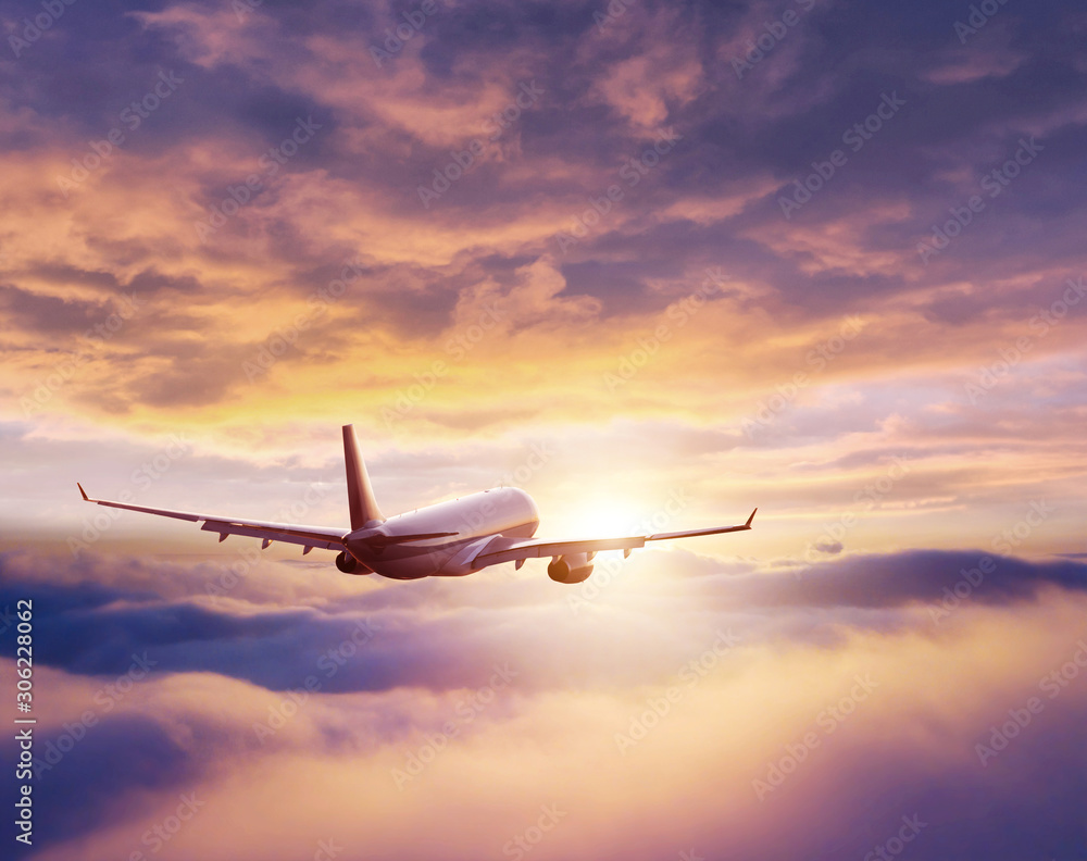 Fototapeta Pasażerski samolot komercyjny latający nad chmurami