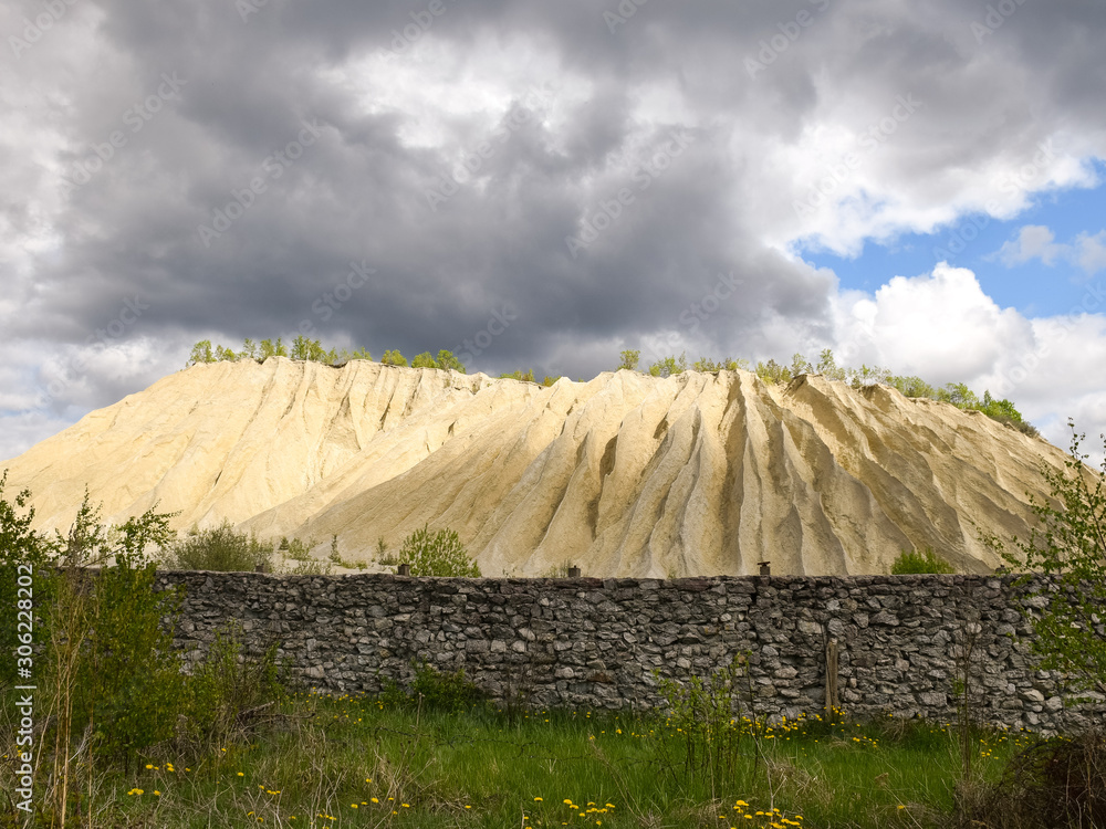 Naklejka premium sky, landscape, nature, forest, grass, tree, field, clouds, meadow, green, blue, summer, trees, cloud, mountain, view