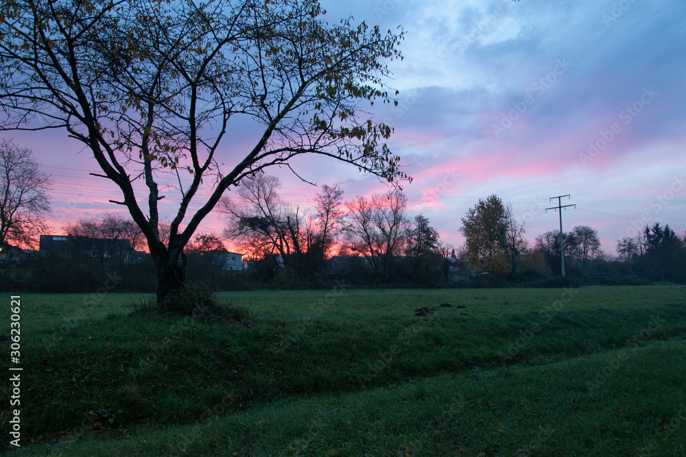 Morgendämmerung und Sonnenaufgang in Elsenfeld am Main. Elsenfeld liegt in Franken, Bayern gegenüber von Obernburg. Morgendämmerung und Sonnenaufgang in Elsenfeld am Main. Elsenfeld liegt in Franken, Bayern gegenüber von Obernburg.