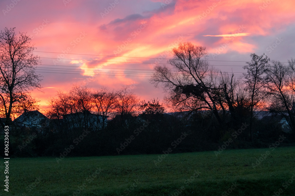 Morgendämmerung und Sonnenaufgang in Elsenfeld am Main. Elsenfeld liegt in Franken, Bayern gegenüber von Obernburg. Morgendämmerung und Sonnenaufgang in Elsenfeld am Main. Elsenfeld liegt in Franken, Bayern gegenüber von Obernburg.