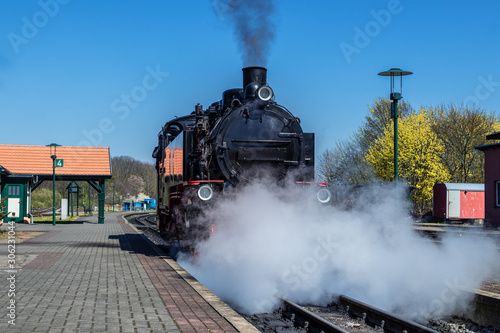 Dampflok, Schmalspurbahn Rasender Roland, am Bahnsteig bei Ausfahrt in Putbus, Rügen