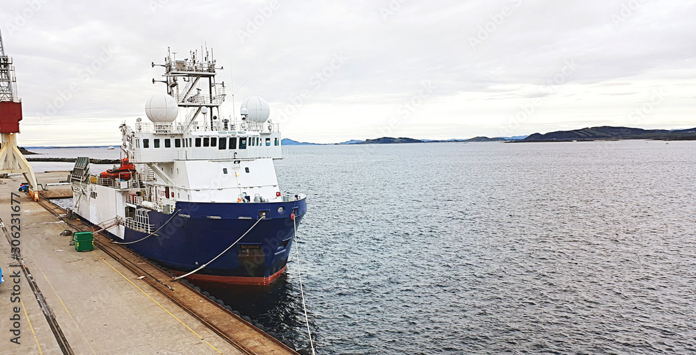 Offshore vessel moored in port - seismic