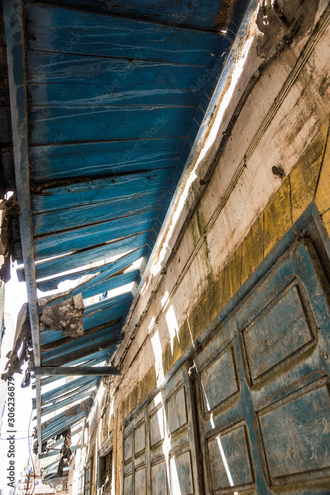 Obraz premium blaues Dach in einem Dritte Welt Land