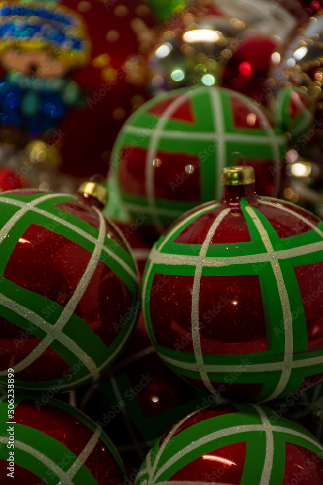 Conjunto de esferas navideñas de vidrio soplado color verde y rojo amontonadas