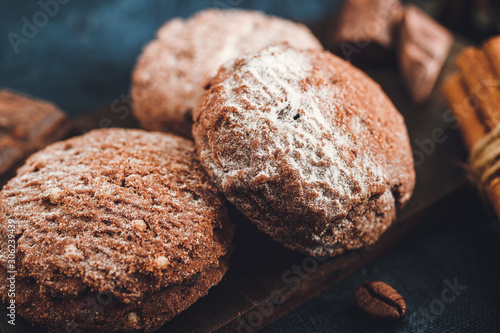 Foto Homemade bakery, chocolate cookies with powdered sugar, close-up view