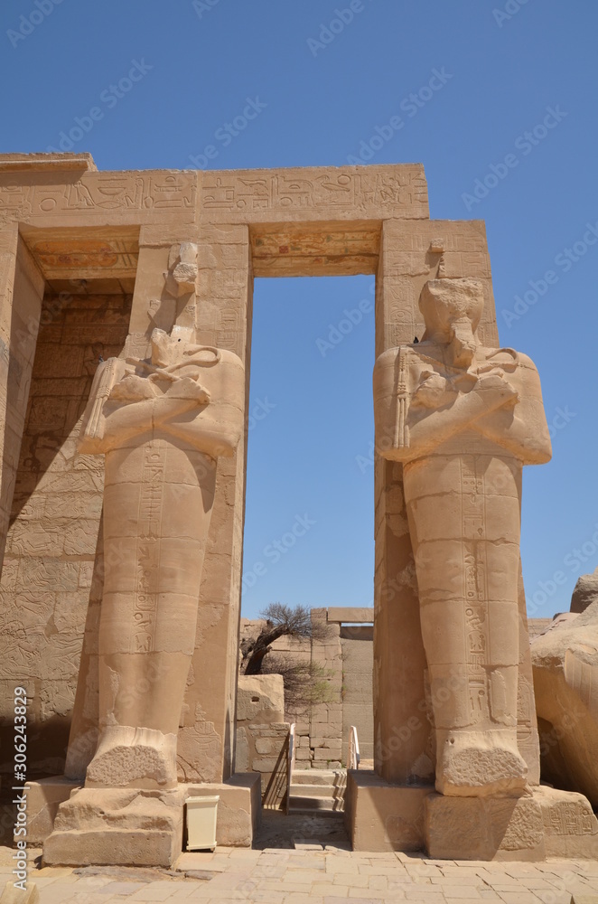 STATUES DE RAMSES II RAMESSEUM THÈBES EGYPTE STATUES DE RAMSES II RAMESSEUM THÈBES EGYPTE