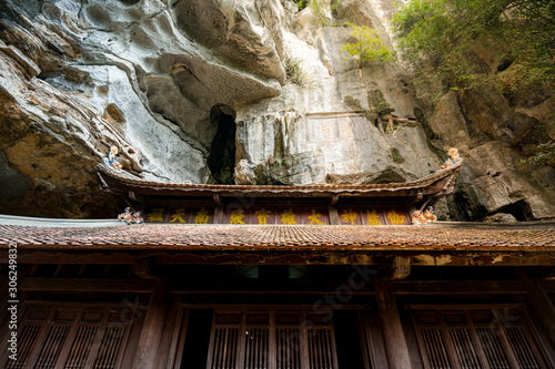 Photo Stunning shot of beams of sunshine hitting the ancient wooden temple roof at the