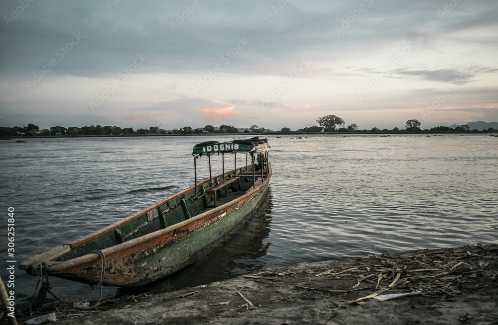 atardecer en el río 