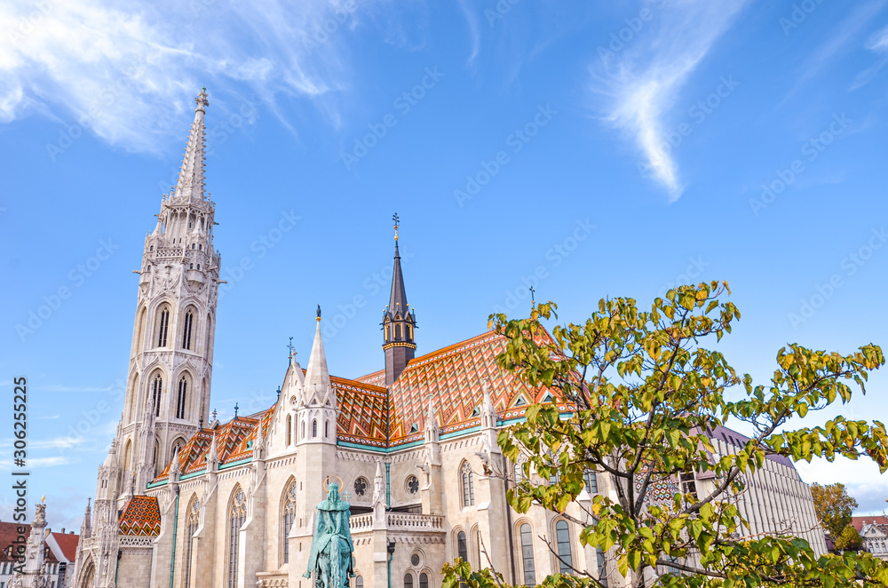 Fototapeta premium Amazing Matthias Church in Budapest, Hungary. Roman Catholic church in the Gothic style. Located in front of Fishermans Bastion in Buda Castle District. Major Hungarian tourist attraction