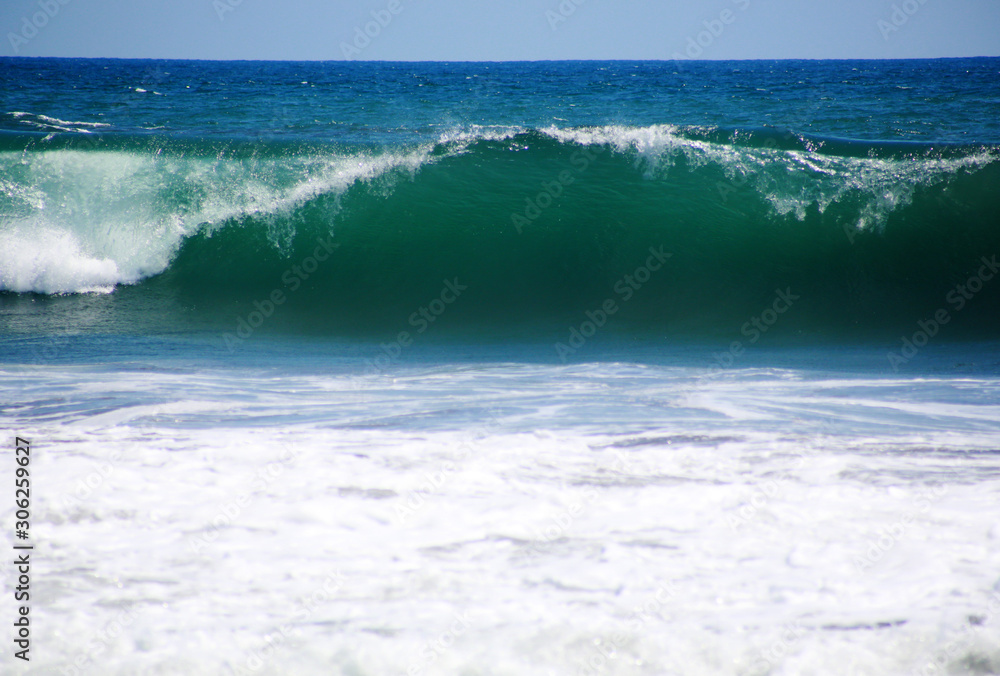 Obraz premium Surfing perfect tube wave at pacific ocean 